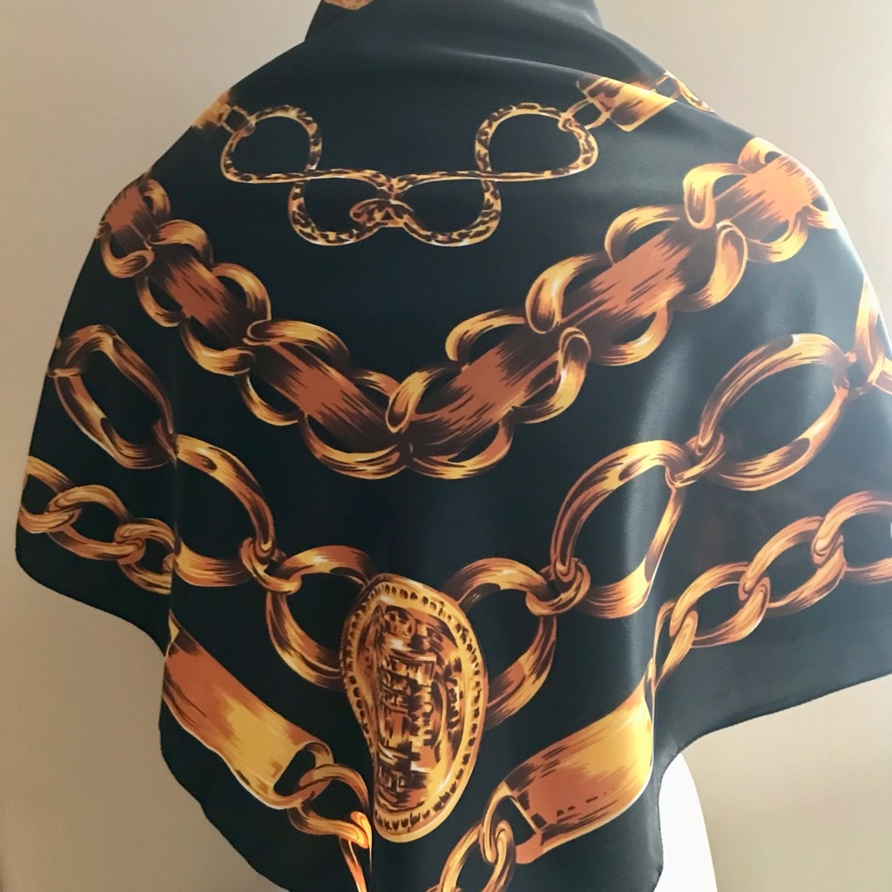 STATEMENT scarf, black and gold chain print